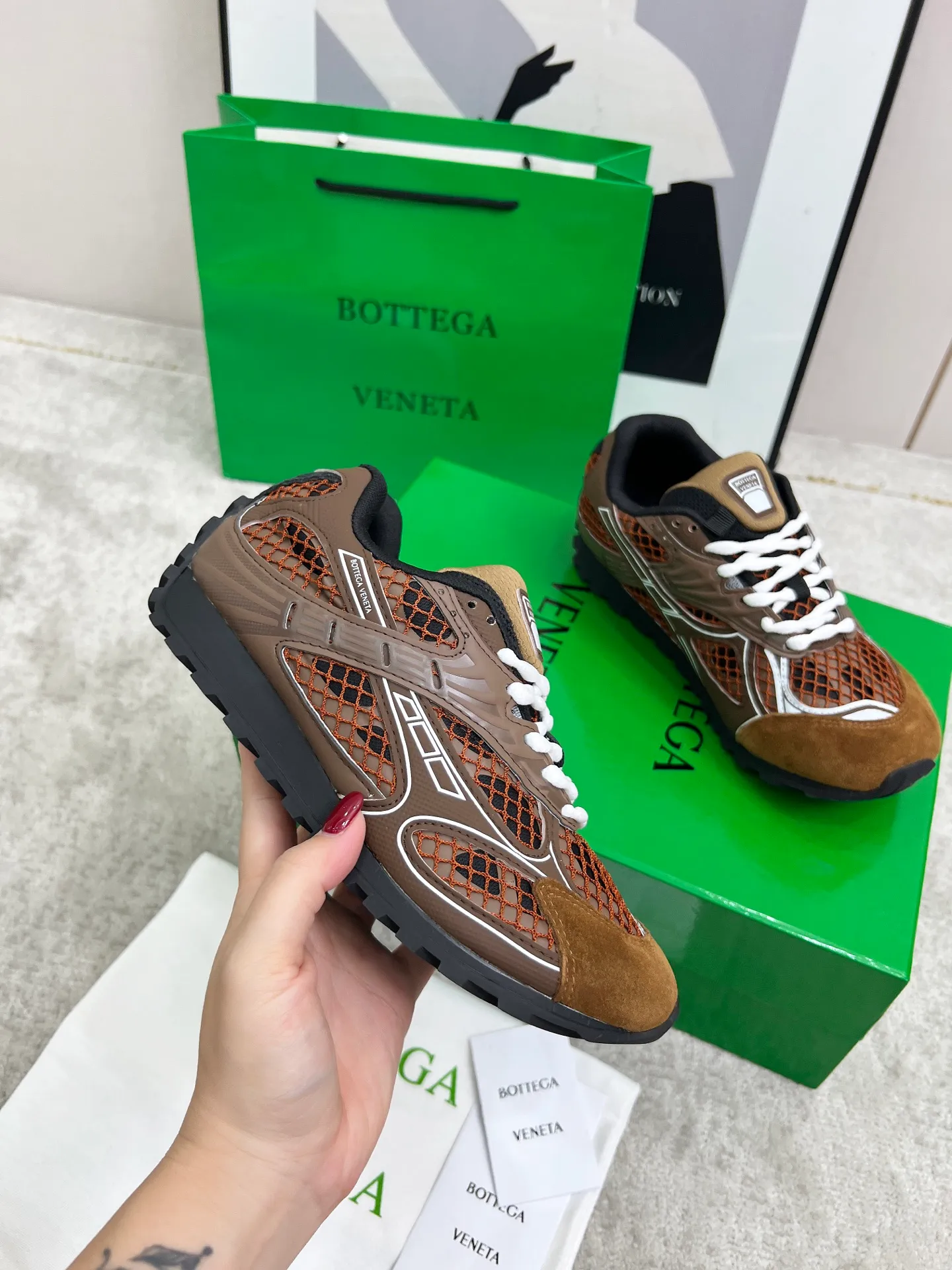 P540. Top version (couples model) Bottega Veneta Bottega Veneta 23ss autumn and winter show BV Orbit sneakers Wang Yibo's same style couples casual shoes dad shoes! Runner sneakers! Original purchase and development!  Made of original lightweight technical mesh fabric, the same as the original version! The process is complicated!  Paired with a rubber outsole designed with a geometric pattern, the high version of the Wang Zha series is actually much taller, but the legs still look slim. Very nice. Durable and playable, standard and version-matching shoe package technology, look for high-end versions. The original outsole is exclusively molded, and the color-blocked TPU outsole is used. The material and weight are the same as the original!  Size: #Female 35-41 (40 and 41 customized sizes are non-refundable) Male 39-45 (45 size customized are non-returnable and exchangeable)